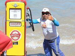 【...ポルト・デ・ガリーニャス Porto de Galinhasの海、いろいろな商売中...】

「ガソリン、飲む～～！？」

....みたいな.......