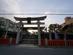 続いてすぐ近くの恵美須神社へ！

ってここも閉まってる～(;.;)

京都の夜は早い！

しょうがないのでごはんを食べに行きます！