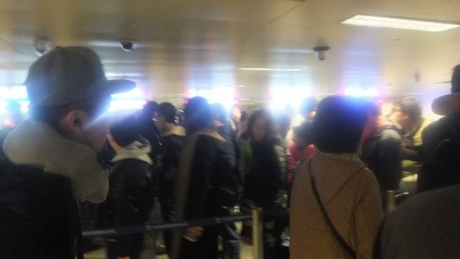 天津での 入国審査は   ひじょうに   手際が  悪くて     お時間が   かかります〜！         指紋も   10 本    全てが    とられます。