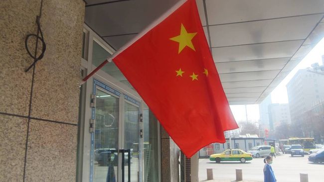 もう      クチャ への   移動は  あきらめ なければ   なるまい！    中国元 の    現金が    足らない  の だよ           そして   バス への   お時間も      なくなった！