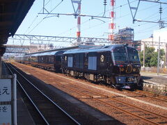 八代駅ではたくさんのくまモン列車ファンが写真を撮っていた

ななつ星も停車中でびっくりした