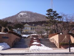 北海道・函館市「基坂（もといざか ）」の上にある「元町公園」の
写真。

その上に見える建物が『旧函館区公会堂』です。函館山も見えますね。