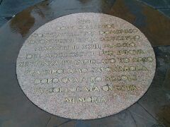 この広場でサヴォナローラの処刑されたことを記すもの。