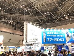 受付を済ませたあと、スポンサー企業が出展する「東京マラソンＥＸＰＯ」へ。マラソン大会の味方、エアーサロンパスのブースです。大賑わい。