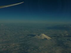 富士山が雲からひょっこり頭を出していました・・2週間前の高知便の時よりは雪が積もっているような・・