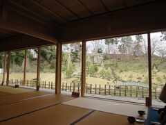 尾山神社を通り抜けて金沢城公園方面へ。
とても空気が冷たく、寒くて（北国の民なのに）玉泉院からちょっと登ったところにある玉泉庵というところでお抹茶と和菓子を頂くことにしました。
暖かくてお庭もきれいでほっと一息。