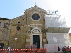 ドゥオーモ。
残念ながら改修中で入れませんでした。
13世紀半ばに建設されたピサ様式のロマネスク建築の教会。