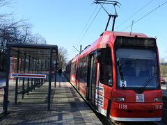 ナチス党大会会場跡の正面にトラム停留所ドク・ツェントルムがあります。