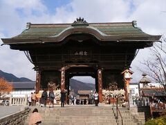 昼食をどこにするか物色しながら長野駅からの参道を歩き、善光寺へ到着。結構　距離がありました。