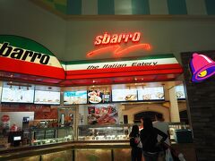 やはり買い物はあまりせず、ABCマートに寄り、そのままフードコートへ。
SUBWAY、KFC、タコベルなどのよく聞くお店の他、和食も含めいろいろなお店があります。
値段は、ホテルよりはもちろん安い、日本のフードコートよりはやや高い印象。