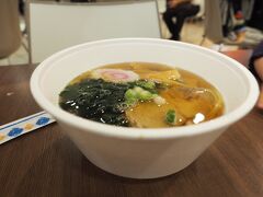 空港へはタクシーで。
今回はMIKIタクシーばかりに乗りました、黄色が目印のタクシーで比較的安全なタクシーだと思います。
妻が何故かラーメン注文。