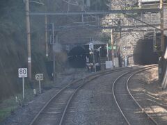 　嵯峨野観光鉄道は、トロッコ嵐山駅手前で分岐します。