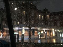 職場のある神戸を出る時には雨は上がっていましたが、東京駅ではまだ雨が降っていました。

スーツケースもあるし、風が強くて冷たいのでタクシーに乗ってホテルまで（８１０円）。