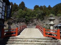 お天気は快晴!!
赤い太鼓橋が映えますね。
