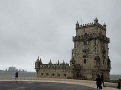 Largo da Princesaで下車して、まずはベレンの塔。
トラムでお会いした日本人の母娘トラベラーさんはリスボンカード買ってたんだけど、ベレンの塔の入り口には通行止めみたいなテープが張られていた。
見学できないのかな・・・。
今回あまり時間がない私は外観だけ見学して次に向かう。

