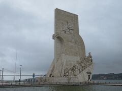 川沿いに10分ちょっと歩いて、発見のモニュメントに行ったけど、ここも通行止めのテープが張られていて、モニュメントの後方からしか写真が撮れない。
近くにいた警官に聞いたら、いつもは川の方まで行けるんだけど今日は川岸の工事をしているから・・・とのこと。

