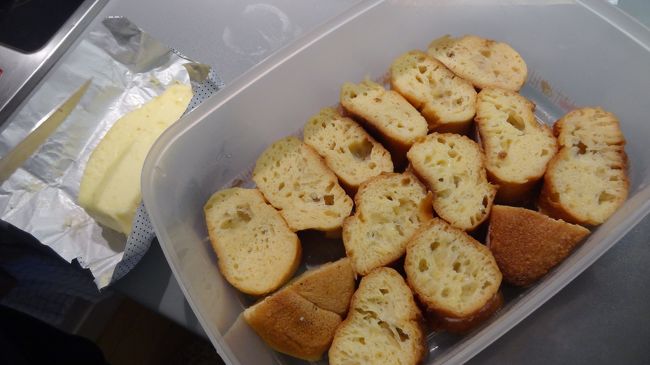 明日の朝食のために牛乳に漬け込みます。（母が。。。）<br />さてこれがどのように変身するのでしょう！