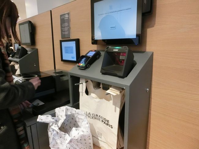 お会計は自動精算。<br />もちろんキャッシャーさんもいます。<br />操作は日本の自動精算機で慣れていれば戸惑うことはないかも。<br /><br />エシレやボルディエ、その他気になるバターをたくさん買いました。<br />スーツケースをバターで埋め尽くすくらい本当は買いたい！！！