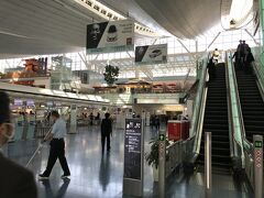 羽田空港国際線ターミナル。3階が出発ロビーです。
でも、目的地は上。