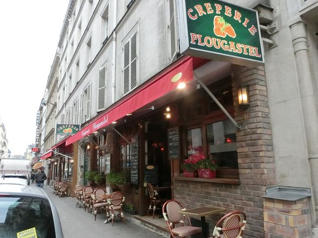 モンパルナス付近は有名なガレット通り。<br />お目当てがなければ迷ってしまうほどたくさんのガレット屋さんがあります。<br />同僚のおススメを聞いてきたけれどどうやら今日はお休みのよう。<br />直感でここに決めます！！！<br /><br />【Creperie de Plougastel】クレープリー・ド・プルガステル<br />47 rue du Montparnasse, 75014 Paris<br />http://www.creperie-plougastel.com/index.html