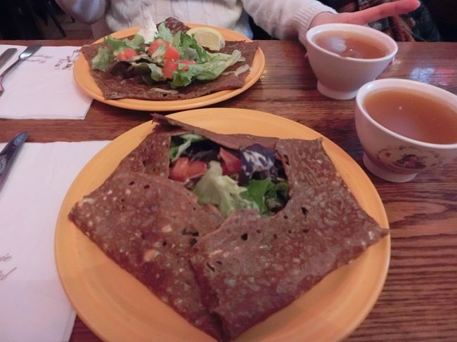 私はサーモンとサラダとサワークリームのガレット。<br />母はハムとかチーズとか入っていたような気が…。<br /><br />ドリンクはリンゴジュース。<br />シードル飲みたいけれどおトイレ近くなると困るから…。<br />