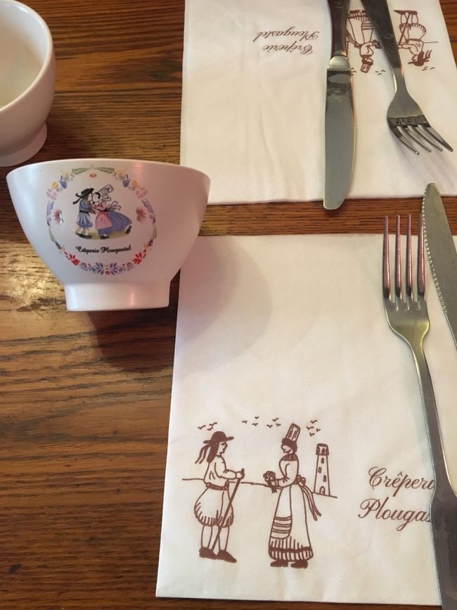 HPによると1972年から営業している老舗のクレープリーだそう。<br /><br />とってもかわいい紙ナプキンとシードルボウル★