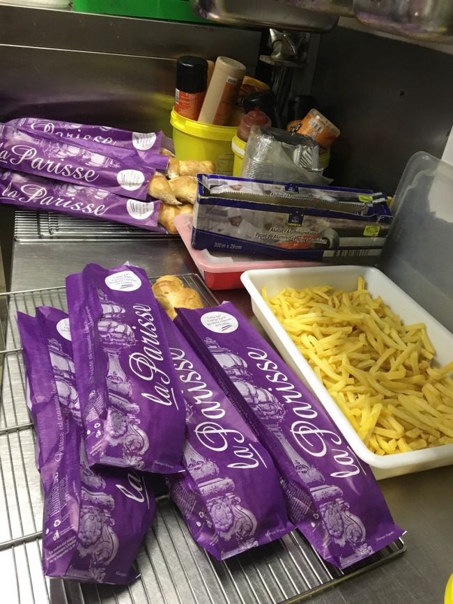 さっき私たちが作ったバゲットもお持ち帰りが出来ます。<br />嬉しい～★★★<br /><br />最後はアメリカ人の方が何人かパンを忘れて帰られて<br />結局私たちがいただいて帰りました。<br />全部で４本のバゲットGET！