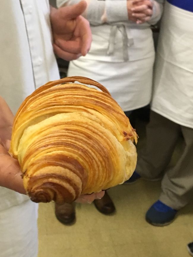 出来上がりがこれ。<br />パリパリしていて美味しそう！！！<br /><br />自分で作ったのはこれから寝かせないといけないということで<br />試食はできませんでしたが準備されたものを味見しました。<br />バターがたっぷりで本当に美味しい。<br />やっぱり日本ではこの食感と風味はないな、と思いました。