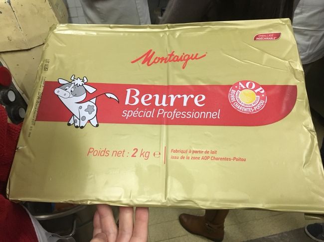 これがクロワッサン生地に織り込まれるバター（２kg）<br />ひぃぃぃぃぃぃぃぃ(*´Д｀)