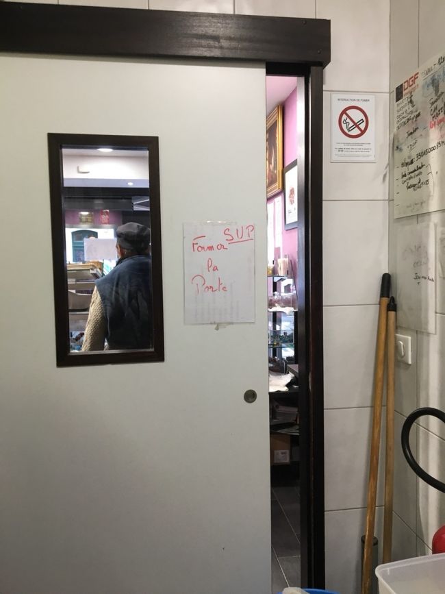 パン屋さんの裏側も写真撮らせてもらいました。<br />扉の向こう側は店頭です。<br />なんて貴重な体験！！！