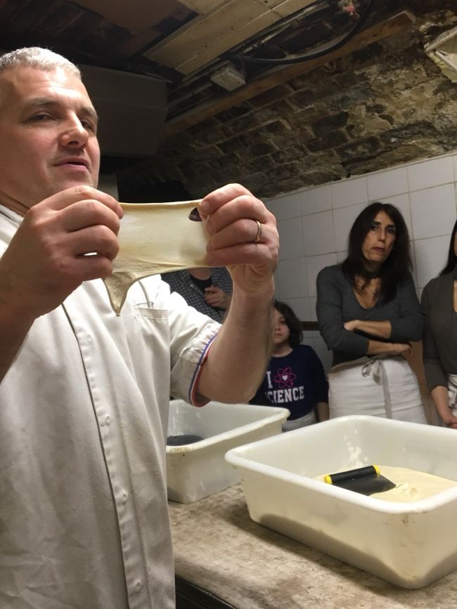 「参加者は私たちだけだったらラッキーだね！」と期待をしていきましたが<br />他にアメリカ人観光客のグループも一緒でした。<br />通訳は日本語（日本人の方）と英語（フランス人の方）がついてくれました。