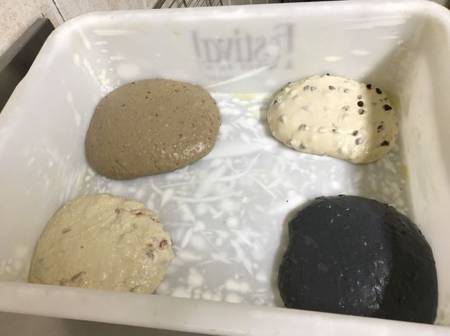 早速、エプロンを絞めてパン作りです。<br />シェフが自らいろいろな生地の説明をしてくれます。