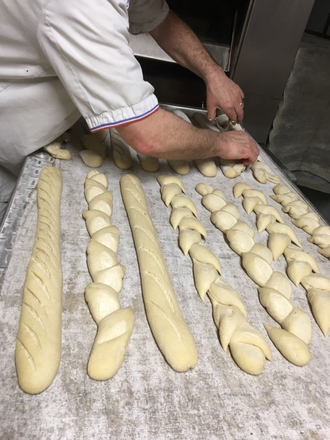 私が作ったのは左から４番目。<br />その右側のが母が作ったもの。<br />この時点で長年パンを習っている母のとは違いが一目瞭然！！<br />シェフからも褒められていました。