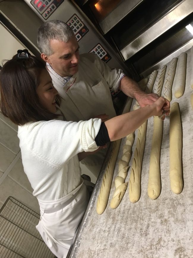 バゲットのカットにもいろいろ種類があり、お店の特徴にもなるそうです。<br />私はちょっと難しそうなエピを体験しました。<br />あの、ベーコンエピの形です。