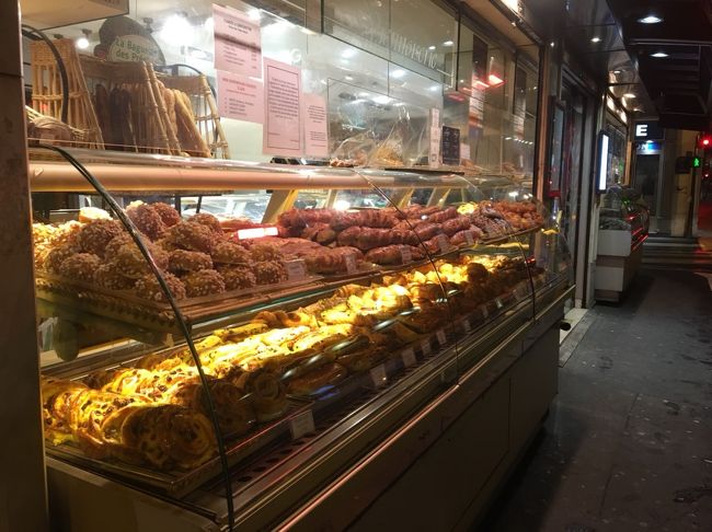 ここ。通りに面しているお店なのですぐに見つけやすいはず！<br />焼き立てのバゲットが買えました。まだあったかい★<br />アパートまで我慢できず、帰り道つまみ食いしながら帰ります（笑）<br /><br />【Le Grand Opera】<br />legrandopera.fr