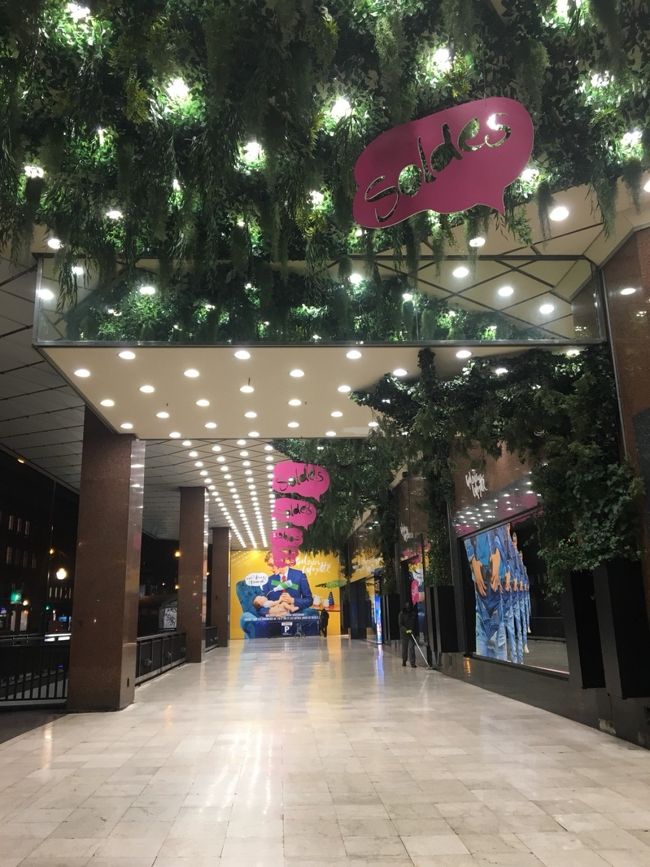 今日も早起きして焼き立てのパンを買いに行きます。<br />やっぱり宿泊はアパートにして良かった！<br /><br />まだ夜が明ける前のギャラリーラファイエット。<br />もう電飾が灯ってる！ボンジュール★