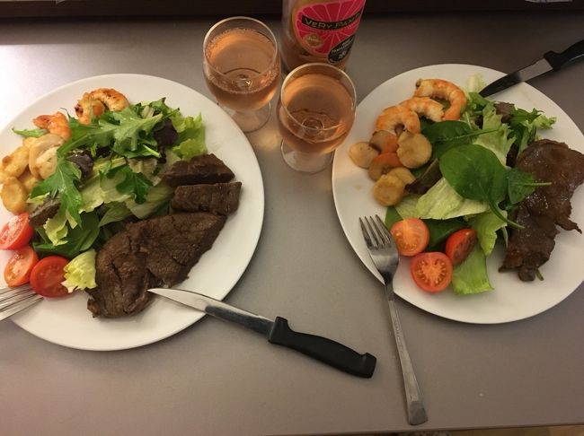 今日のディナーはステーキを作りました。（母が。。。）<br />ステーキと海鮮のグリルです。<br />右のお皿にのっている葉っぱが「Mache マシュ」という野菜です。<br />ヨーロッパ原産の野菜ですが日本にもあるのかな？<br />ちょっと苦みがあって大人の味。フランスの家庭ではよく食べます。<br />私の一番好きなフランス野菜です。<br /><br />明日はパリに住むお友達に会いに行きます。