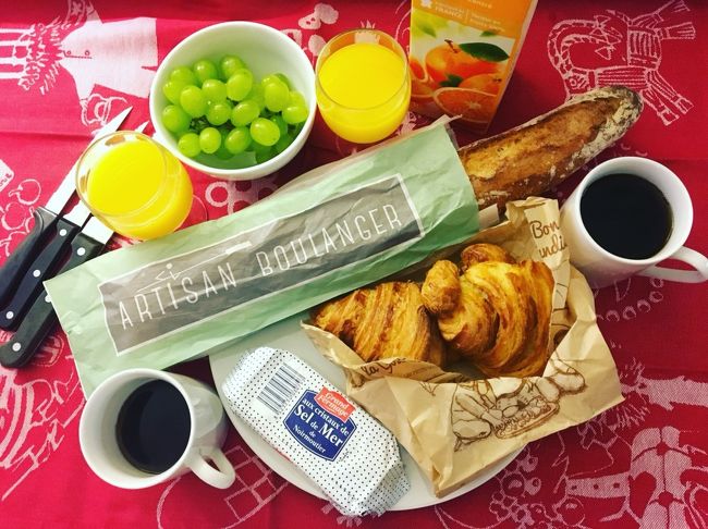 ★今日のプチデジュネ（朝食）★<br />Baguette traditionnelle（伝統的なバゲット）<br />Croissants traditionnels（伝統的なクロワッサン）<br />Croissant au beurre（バタークロワッサン）<br />マスカット<br />コーヒー/オレンジジュース<br /><br />クロワッサンは２種類食べ比べてみました。<br />どちらも外はサクサク中はしっとり！伝統的な…の方がもっちりした食感で好みでした。バゲットはもちろんバターだけで食べます。もう最高！！！<br />