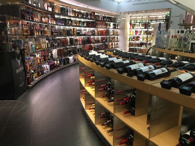 地下階にはまるで美術館のようなワインコーナーが。