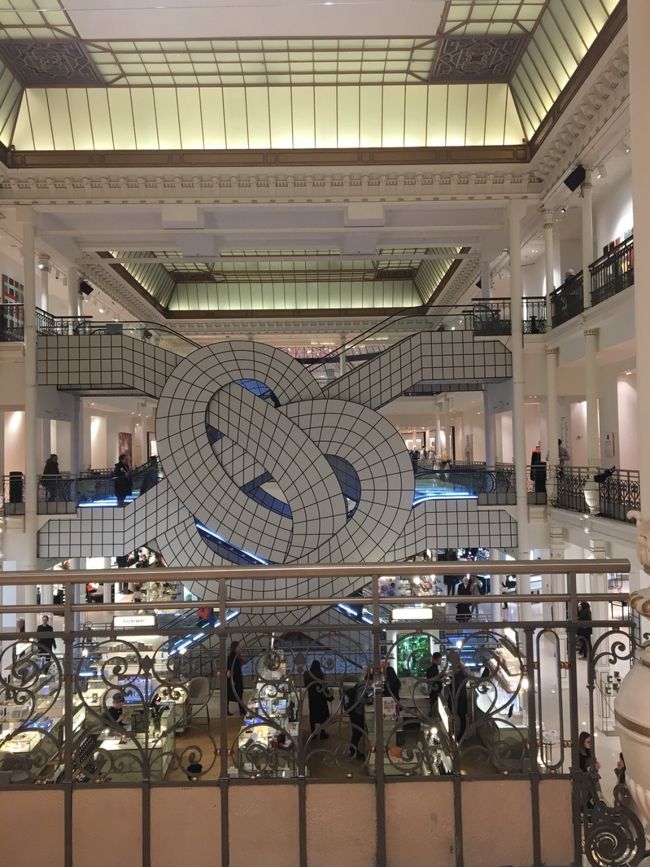 なんともスタイリッシュなエスカレーター<br /><br />ボンマルシェはあのエッフェル塔を設計した<br />建築家　アレクサンドル・ギュスターヴ・エッフェル　も手掛けたんだそうです。