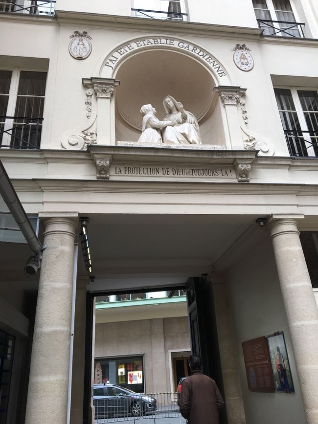 お腹を満たしたところで<br />【Chapelle Notre-Dame-de-la-Medaille-Miraculeuse 】<br />奇跡のメダイユ教会へ！<br /><br />ここでメダイユ（メダル）をちょっとだけ購入しました。<br />自分で買うより人からもらった方が効果があるそうで、<br />母が私のを買って、私が母のを買って交換です。<br /><br />これでも一応もらったことになるのか・・・（笑）<br />