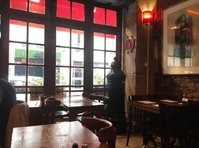 あんなに混みあっていたのに食事が終わるころは人が少なくなっていました。<br />なんだかパリじゃない感じ。ノルマンディーみたい。