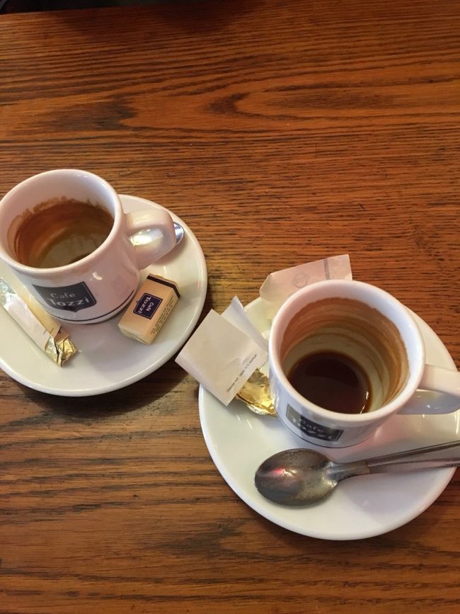 甘いクレープも食べたかったけれどメインだけでもうお腹いっぱい～。<br />デザートはスキップして食後のコーヒー。<br /><br />「コーヒーいかが？」と聞かれて「はい、お願いします」というと<br />エスプレッソが出てきます。<br />苦いのが苦手な場合は「カフェアロンジェ」をオーダーすると<br />日本でいう、ホットコーヒーが出てきます。<br /><br />