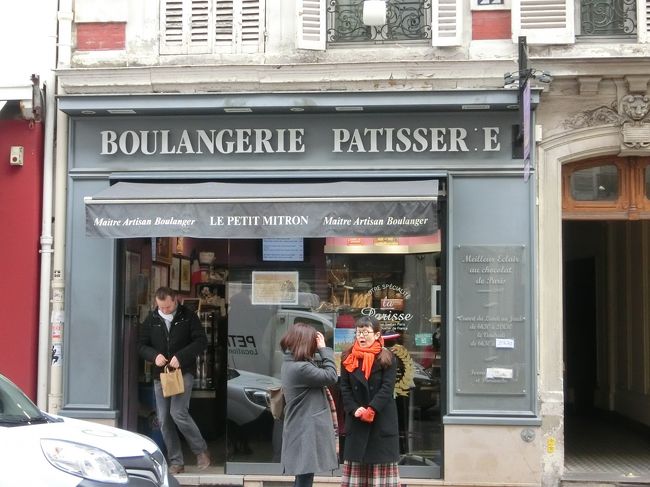 今日はここ<br />【Le Petit Mitron】<br />https://www.facebook.com/BoulangerieLePetitMitron/<br />でパンを習います。<br /><br />「Mitron」とはフランス語で「パン屋小僧」という意味らしい…（笑）