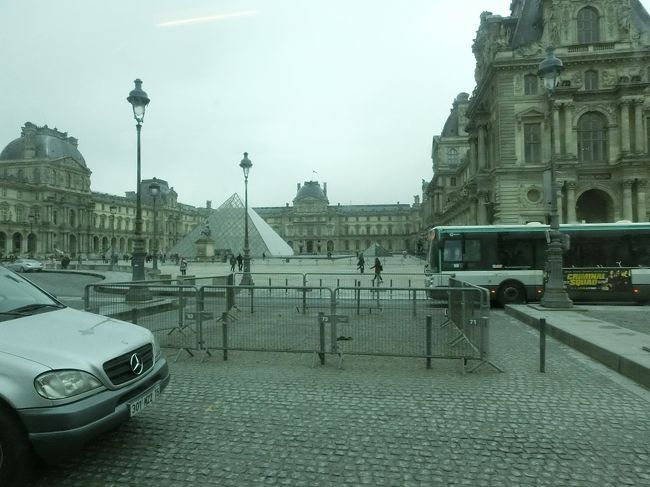 68番のバスは一番好きな路線。<br /><br />オペラ大通り～ルーブル美術館～左岸へ行くルート。<br />まるで観光バス！！！毎日この景色を見ながら通勤できたら最高だろうな～と妄想にふける。