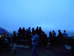1/20　4:00

翌朝。
宿からジーブで、プナンジャガン山というビューポイントへ。
3:30に宿を出たので、あまり睡眠はとれておらず…。

ここに来たのはサンライズのが目的なのだが、
一面雲がかかっていて、まったく期待できない状況。
