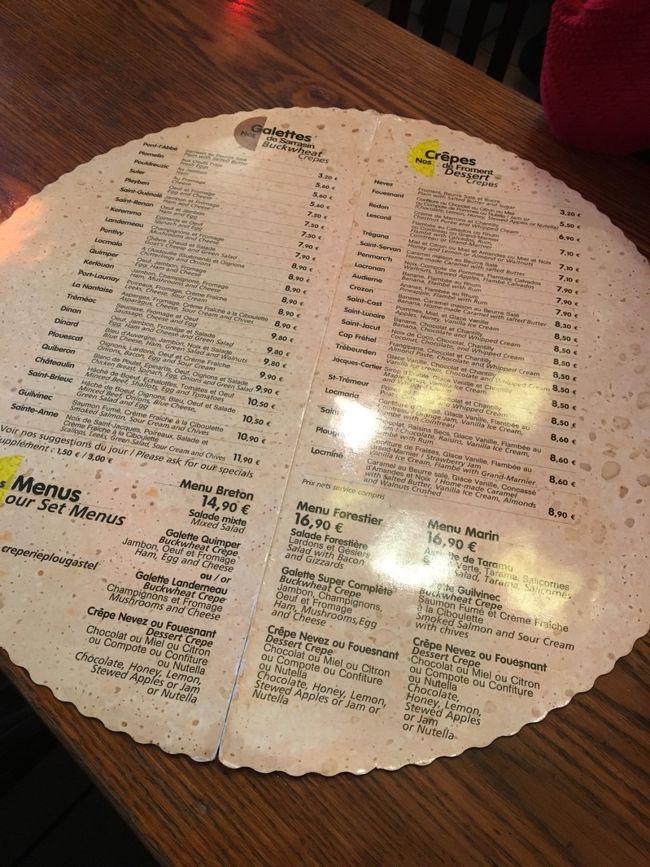 メニュー表がガレット型！<br /><br />種類が豊富で迷っちゃいます～。<br />フランス語に加え英語表記もあるのでわかりやすかった。