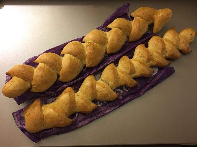 上が母が作ったバゲット。<br />下が私作。<br /><br />切り込みの入れ方が違うだけでこ～んなにも仕上がりが違うなんて！