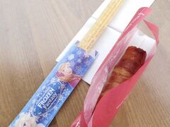 １４：１０

今日は朝におにぎりを１つ食べただけなので、この時間になるとお腹が空いてきました(｡-_-｡)

最近は私のお気に入りのポークライスロールがランドでも買えるようになって嬉しい♪

そして、気づけば誘惑に負けて、右手にポークライスロール（５００円）、左手にホワイトチョコレートシュガーチュロス（３５０円）を握りしめていましたΣ(￣。￣ﾉ)ﾉ