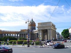 ネフスキー大通り沿いにあるロシア正教会の大聖堂、カザン聖堂は
バスでさらっと通過（涙）
